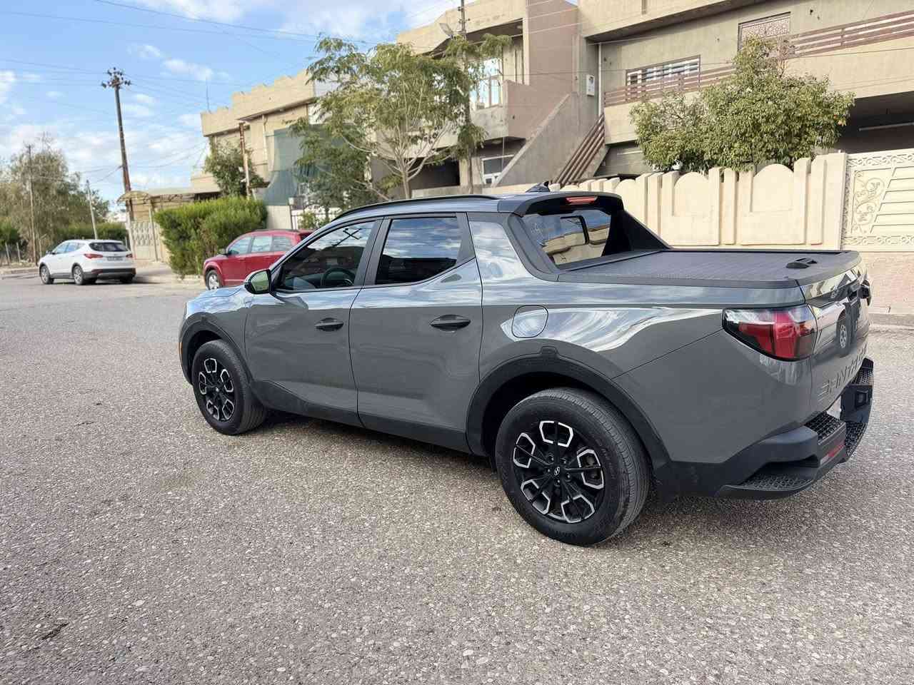 هونداي سانتا كروز 2024 ماشية 50 الف لون سمنتي مميز بدون رقم جديد داخله للعراق تترقم شمالي (أربيل او سليمانيه او دهوك )حسب رغبة المشتري 
محرك 2500 تنفس طبيعي سيارة فول فتحة تشغيل عن بعد لايتات عدسة شاشه ديجيتال أبواب بصمة تشغيل بصمة كشنات كهرباء وتدفئة مانع تزحلق دفع رباعي 4*4 اوتو هولد ردار نقطة عمياء بيه اهواي موصفات حلو 
سيارة بدون صبغ بدون تبديل بدون دواخل جميع إرباكات سليمة سيارة فقط مقدمة بونيد شبر تعديل بارد خفيف ورصعه باب سائق لاغيرها باقي سيارة كله شرط مكان 🚙 سيارة كركوك حي العسكري  سعره 205 بيه مجال للطيبين 
***********
