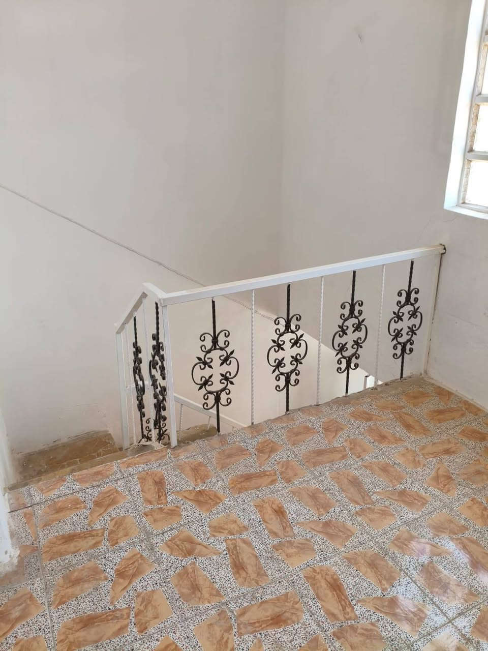 اعلان 
بيت للبيع زراعي طوريريج حي الجمعيه خلف مدرسه نبع المعرفه سند 25 المساحه 171م يحتوي على ثلاثة غرف نوم واستقبال وصاله ومطبخ وصحيات حديقه كراج سيارات صحيات خارجيه كافة الخدمات متوفره أكثر التوضيح بالصور للاستفسار اتصل على ***********
