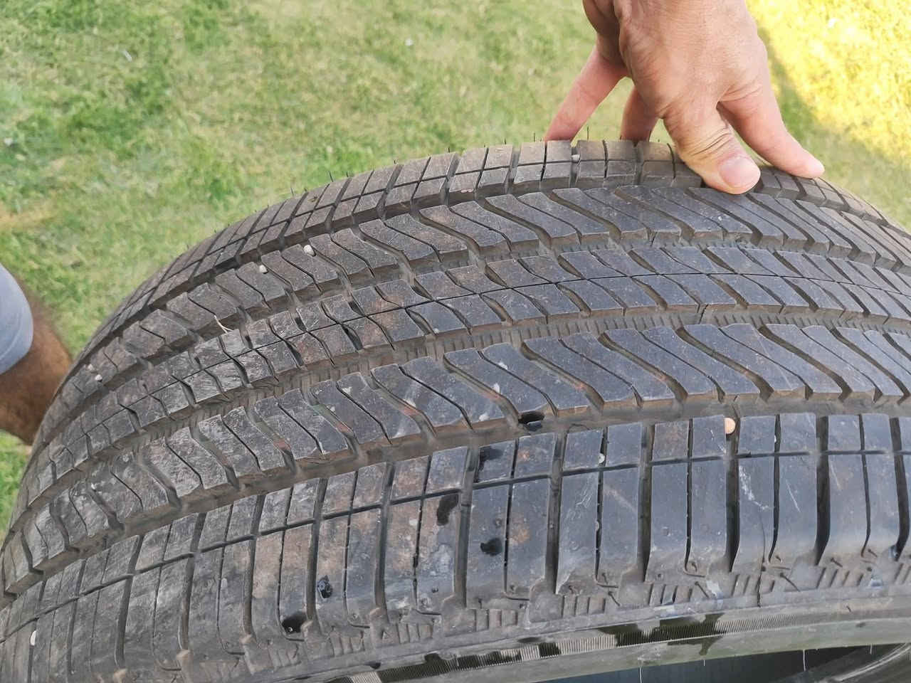 السلام عليكم تخم كامل برجستون  تايرات حجم ويل 22 نضيفات استخدام اسبوع فقط مكاني بابل السعر 950 
***********
