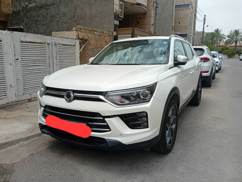 النوع والموديل: 
📍سانغ يونغ كوراندو (SsangYong Korando) موديل 2025 (صناعة كورية أصلية 100% مو صيني). سيارة عالية
رقمهابغداد ، الجديد. الإنكليزي  
📍​المسافة المقطوعة: 10,000 كم فقط (وقابل للزيادة البسيطة)، السيارة ما صارلها 5 أشهر من طلعت من الشركة، معتنى بيها جداً ومبدللها تبديلتين دهن فقط.
📍​الضمان: السيارة تحت ضمان الشركة الرسمي (3 سنوات أو 100,000 كم).

📍​الوضعية القانونية: السيارة باسمي، السنوية جديدة، والتحويل ثاني يوم مباشرة.

📍​المحرك والأداء واستهلاك الوقود:
​المحرك: 1500 توربو (عزم وقوة تعادل محرك 2600 تنفس طبيعي، متعة بالصياعة وأقوى من السبورتج).
📍​نظام الدفع: ثنائي (2WD).

📍​اقتصادية الوقود: ممتازة جداً؛ بالازدحامات داخل بغداد تصرف حوالي 8 لتر لكل 100 كم، وبالطرق الخارجية والسفر تنزل إلى 6.5 - 7.5 لتر لكل 100 كم.
📍​المواصفات الكاملة (فول مواصفات):
​سقف فتحة (سلايد روف).
​شاشة ذكية متطورة مع تحكم ستيرن كامل.
​تبريد ثلاجة (ما شاء الله) مع توزيع هوائي مثالي للمقصورة بالكامل.
​حساسات بلادية داير مدار السيارة (أمامية وخلفية).
​حساسات لمراقبة ضغط الإطارات.
​كاميرا خلفية عالية الدقة، نظام الثبات الإلكتروني، وإيرباغات كاملة وسليمة. وبعد هواية مواصفات. 

📍​ملاحظة للمصداقية وأمام الله (حالة البودي):
​السيارة بحالة الشركة، بيها دعمة خفيفة جداً من الجهة اليمنى (تتصلح بارد PDR تكلف تقريباً 300 دولار وترجع بلادية 100%). باقي السيارة مكفولة كفالة عامة من كل شي.

📍📍​السعر والتواصل:
​السعر: الاستفسار عن السعر على الخاص أو من خلال الاتصال (وبيها مجال للطيبين للشراي الجاد بعد المعاينة). 
📍​المكان: بغداد - السيدية.
​للتواصل (اتصال عادي أو واتساب): *********** بغداد, العراق
