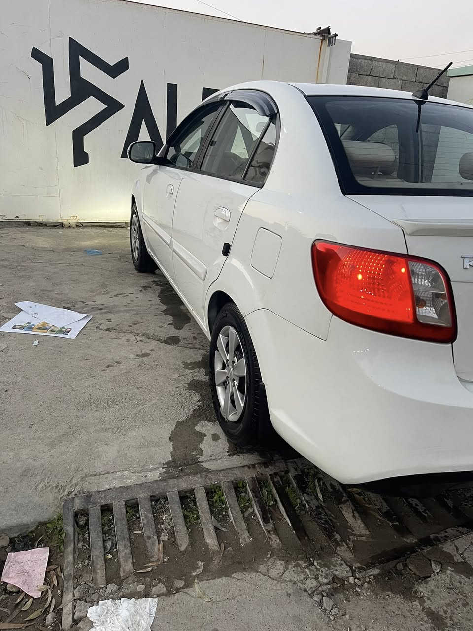 السلام عليكم
كيا ريو للبيع 
موديل 2011
لون ابيض 
سياره حلوه وجاهزه 
كير ومحرك شرط 
شاشه وكامره بيها
داخل صحراوي 
سنويه جديده ورقم مسطرة اربيل  
وهزه جديده 
محرك 14 الاصلي تبريد + تتفئه شرط
لا صرف ولا نفخ
تحكم بالمري + اشاير 
كابون بانزين بيها 
بسمي انا الشرعي وشرط التحويل 
السعر 105 وبيها مجال 
ضررها جاملغ السايق بدون دواخل +البوند مبدل سونرها مرفق بالصور 
مكان السياره موصل 
للتواصل
واتساب + اتصال
***********
