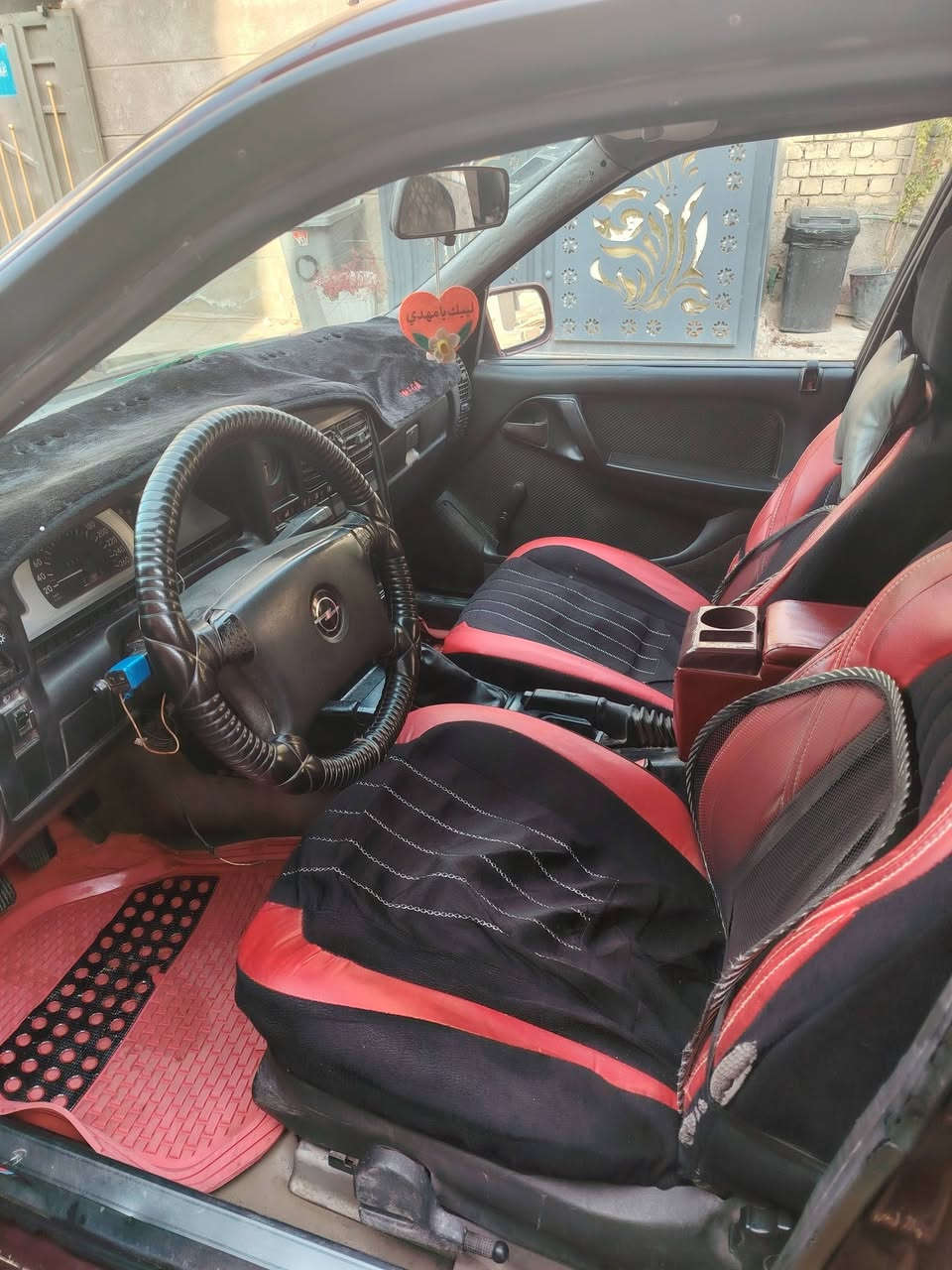 السلام عليكم سياره للبيع مكان كربلاء سياره مصبوغه عام غير ومكينه وحداديه وكهربائياته شاطئ التحويل السياره كامله على اخر حبايه تخم تاير باتري ما بيها اي نقص رقم السياره باسمي ***********
