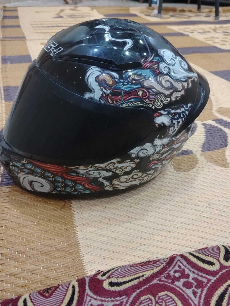 خوذة من البضاعه الاوربيه اصلي
خوذة دراجة نارية كاملة الوجه من طراز Cool Seven IHA-180 بتصميم تنين أسود. 
مصنوعة من مادة عالية الكثافة توفر متانة ممتازة ومقاومة للصدمات والتآكل.
الطبقة الداخلية مصنوعة من مادة تمتص العرق ولها خصائص ممتازة مضادة للبكتيريا ومزيلة للروائح.
تتميز بواقي مزدوج مضاد للأشعة فوق البنفسجية والضباب.
يتوافق مع معايير السلامة المعتمدة قانونيًا
واي استفسار ثاني الاتصال علا الرقم او مراسله وتساب ***********
يوجد توصيل لكافة انحا طويريج
