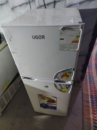 ثلاجه صغيره استخدام قليل جدآ للبيع للاستفسار الاتصال ع رقم 07700695849...