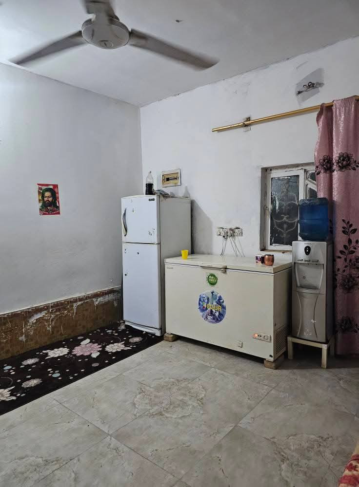 دار سكن للبيع
مساحه ١٥٠متر غرفتين وصاله ومطبخ وبراني ومجمع صحيات حي العسكري قرب بيت محمد ال سميع على شارع 20 م للاستفسار الاتصال على الارقام 
***********
