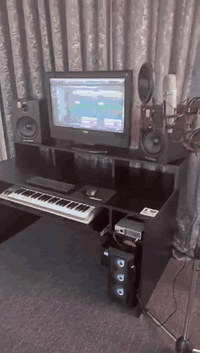 1-السبيكرات ام اوديو حجم 8 انج
2-كارت الصوت  ڤولت 2 من شركة uad 
3-المايك  رود nt1a الاصلي   
4-المدي ام اوديو 4 اوكتاف
  
5-الحاسبة مواصفات عالي وخاصة بتسجيل والتوزيع وبيها مكاتب وفلاتر احترافية 
6-استاند المايك   
7-الماوس بلوتوث والكيبورد بلوتوث والشاشة واليوبي اس  وموصلات السبيكرات كلهن 
8-الميز والكرسي 

9-مواصفات الحاسبة
i5 9400f 
Ram 16 2×8
Gtx 1660 super 
Ssd 1 t m.2
*********** للتواصل
