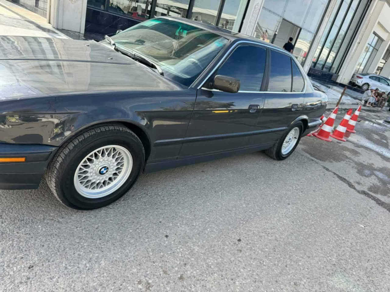 السللم عليكم بيم 525 الحجم تصلي  المحرك كبس دجتل  موديل 1991 نينوى رقم دولي صبغ قطعه جالمغ بدون ضرر السياره كفاله عامه بسمي كاربون الكتروني ااسعر  ٨٥ وبيها  مجال ***********
*********** موجود عل خط  بدون خاص
