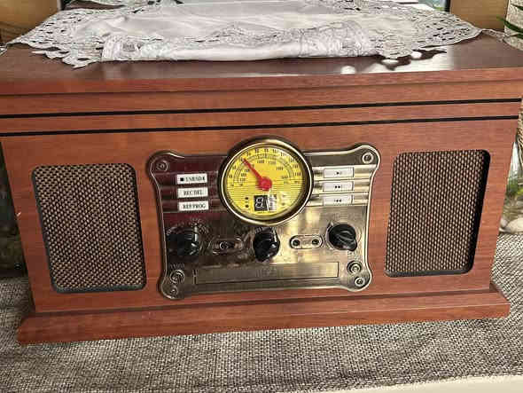 آلة موسيقية للبيع نضافه ١٠٠/١٠٠
شغالة على الرام والأقراص او الكاسيت مع أسطوانات شغالة عدد ٢  وبيهـا راديو تراثية الله شاهد اخذتهـا ب ٢٥٠ وبيها مجال 
كهربائية  للستفسار ***********
