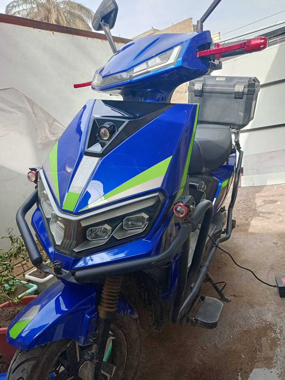 دراجة شحن سكنس
السلام عليكم اخواني يشهد الله مكان ماعندي الهة 

دراجة اخت الجديدة مابيهة شخط
6بطاريات عل فحص 
الملف 2500
كلشي بيها شغال وعلى الوكالة 
سماعات بلوتوث 
بصمتين اسويجين 
نضام بك خلفي 
السعر ٨٥٠ وبيها مجال 
***********بي وات ساب
