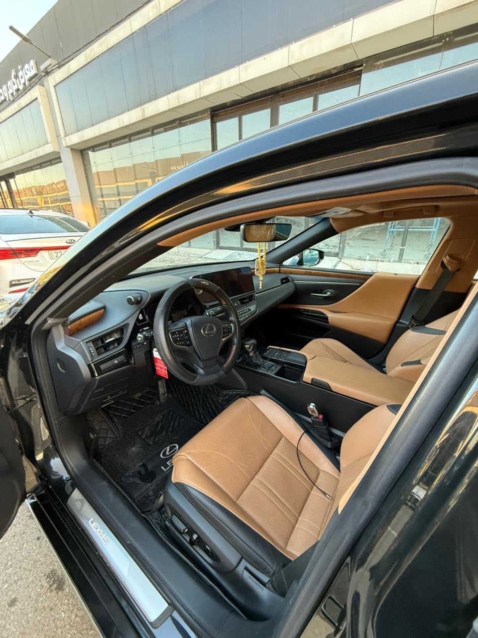 لكزس es350 موديل 22
ماشيه 36 الف كيلو 
كفاله عامه شخط مابيها 
وارد خليجي شركة مهند 

السياره مغلفه pbf كامل وجامات نانو سيراميك 

وبيها بعد اضافات 

للتواصل واتس اب ***********

