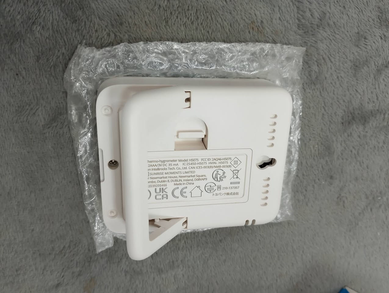 جهاز Govee Smart Thermo-Hygrometer (موديل H5075) لمراقبة درجة الحرارة والرطوبة. 
شاشة LCD: شاشة مقاس 3 بوصات تعرض الأرقام بوضوح. 
الاتصال: يدعم بلوتوث للمراقبة عن بعد عبر تطبيق Govee (مدى يصل إلى 60 مترًا). 
الدقة: يستخدم مستشعرًا سويسري الصنع بدقة ±0.32 درجة مئوية للحرارة و ±3% للرطوبة. 
الميزات: يرسل تنبيهات فورية عبر التطبيق عند تجاوز القيم المحددة، ويخزن بيانات تاريخية لمدة تصل إلى عامين. 
سعر القطعة 4 آلاف 
يوجد توصيل لجميع المحافضات 🛵 
***********
