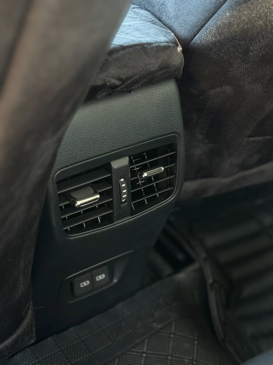 كرولا 2025 شركة ساز ضمان ٣ سنوات
السيارة فول مواصفات سلايد . شحن وايرلس.بصمة . كشنات كهرباءي ، شاشة ديجتال ، وباقي المواصفات معروفة
 قبل اسبوعين ماخذها زيرو من شركة ساز اربيل 
هسه ماشية الف  كيلو متر فقط
السيارة مكفول من كلشي بحالة الوكالة بعدها 
بيها ضمان شركة ٣ سنوات وتبديل دهن وفلتر مجاني 
السعر ١٩٢ ورقة
مكان السيارة اربيل 
***********
