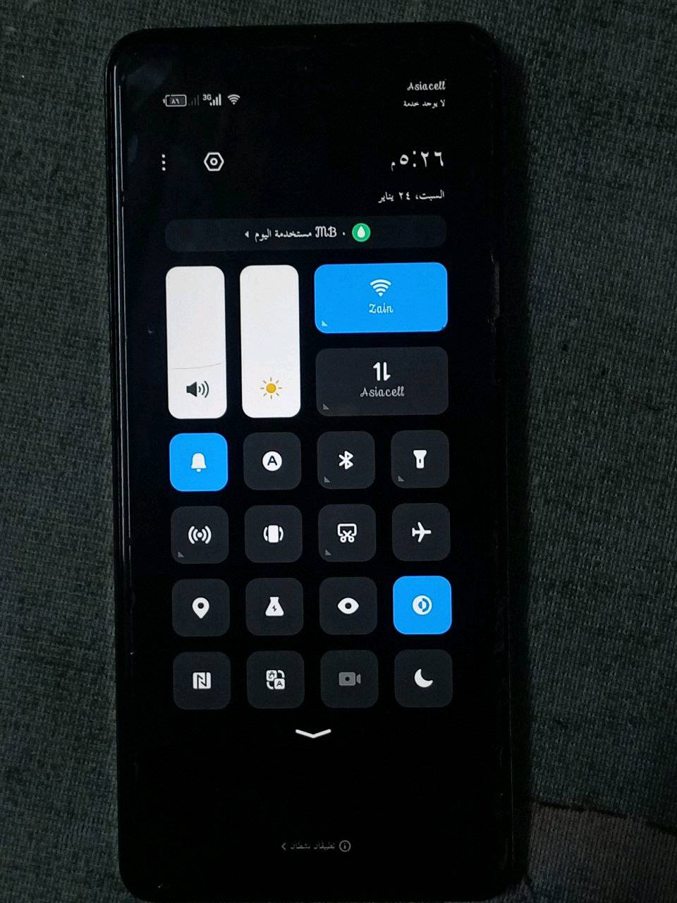 راسل واتساب 
هاتف Infinix Hot 40 يشبه الايفون بلونه المميز ("Starfall Green") هو أحد الهواتف الاقتصادية التي تركز على تقديم تصميم عصري يشبه الهواتف الرائدة مع أداء جيد مقابل السعر. السعر 200 الف و يجود توصيل داخل محافظة نينوى فقط 

إليك أبرز مواصفات ومميزات الجهاز:

📱 الشاشة والتصميم
الشاشة: من نوع IPS LCD بحجم كبير 6.78 بوصة بدقة FHD+.
معدل التحديث: 90 هرتز، مما يوفر سلاسة في التصفح والألعاب.

ميزة Magic Ring: وهي ميزة برمجية حول ثقب الكاميرا الأمامية تعرض تنبيهات (مثل حالة الشحن أو المكالمات) تشبه "الجزيرة التفاعلية" في الآيفون.

🚀 الأداء والذاكرة
المعالج: MediaTek Helio G88 ثماني النواة (مناسب جداً للاستخدام اليومي والألعاب الخفيفة).

الذاكرة العشوائية (RAM): يأتي بـ 8+8 جيجابايت، ويمكن توسيعها افتراضياً لتصل إلى 16 جيجابايت.
التخزين: يتوفر بسعتي 256 جيجابايت، مع إمكانية إضافة كارت ميموري.

📸 الكاميرات
الخلفية (ثلاثية): الأساسية بدقة 50 ميجابكسل مع فتحة عدسة واسعة (f/1.6) لتحسين التصوير الليلي، بالإضافة إلى عدسة ماكرو وعدسة للعزل.
الأمامية: بدقة 32 ميجابكسل مع فلاش LED مزدوج لصور سيلفي واضحة.

🔋 البطارية والشحن
البطارية: سعة 5000 مللي أمبير تدوم لفترة طويلة.
الشحن: يدعم الشحن السريع بقوة 95 واط (يشحن من 20% إلى 100% في حوالي 35 دقيقة).
⭐ مميزات إضافية
الصوت: سماعات خارجية بصوت ستريو (Stereo) لتجربة صوتية أفضل.
الأمان: مستشعر بصمة مدمج في زر الطاقة الجانبي.
الاتصال: يدعم تقنية الـ NFC (حسب المنطقة) ومنفذ سماعات 3.5 ملم.
