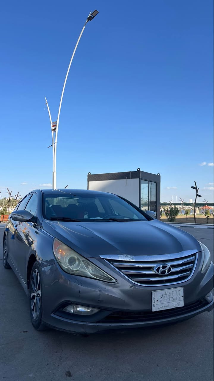 هونداي سوناتا موديل ١٤  وارد امريك  ضررها تقرير داخلة  فول مواصفات عدا الفتحه  محرك ٢٠٠٠ توربو لا تبخير ولا تنقيص  ولا دوانص بيها بس شخط ستوته الباب الصدر والوراه وشوية من جاملغ 
3 بصمات يدات نيكل  كشنات جلد كهربائي  + تدفئه  اشاير مري دبل كزوز  لايت زنون فول كامره دواره كير مكينه حداديه خير من الله تحكمات ستيرن حاكية  دواخلها نظيف كلش حتى كتلوك الشركة موجود رقم بصره حره بسمي تحويل ثاني يوم  مكانه ذي قار 
*********** ناصرية, ذي قار
