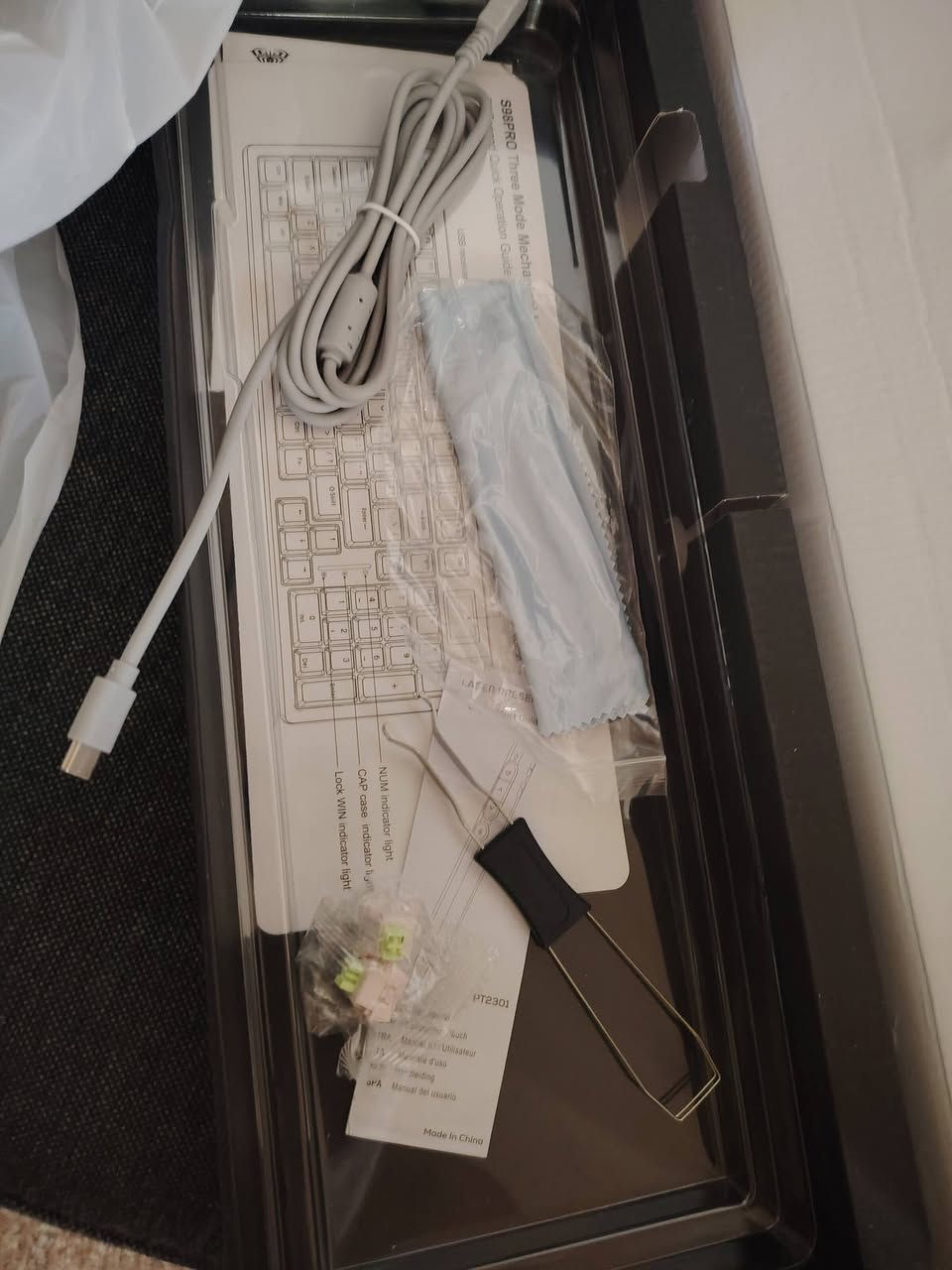 السلام عليكم
⌨️ AULA S98 Pro — Pink Edition 🌸🔥

كيبورد ميكانيكي احترافي 96% / 98 Keys، من أشهر كيبوردات الـCustom الجاهزة حاليًا.
جديد بالكامل، مفتوح بإيدي فقط وحتى لزكة الشاشة بعدها موجودة ✨

✅ Tri-Mode Connectivity
(Bluetooth 5.0 / 2.4G / Type-C)

✅ Gasket Mount حقيقي
✅ Hot-Swap Full Keys
✅ RGB احترافي
✅ شاشة LCD + Knob للتحكم
✅ PBT Keycaps
✅ بطارية 4000mAh
✅ يدعم Windows / Mac / Android / iOS

الكيبورد معروف بصوته الـCreamy والإحساس الفخم بالكتابة والجيمينگ.
ومناسب جدًا للـGaming والشغل والكتابة الطويلة.

📦 الكارتونة بيها تعب من التخزين والنقل، أما الكيبورد نفسه نظيف وجديد ومحافظ عليه وعلى غراضه.

💰 السعر: 80 ألف
🚚 ويا التوصيل يصير 85

🎨 اللون: وردي


**إذا كنت صاحب هذا الإعلان وتريد حذفه لأي سبب، رجاءا أرسل رسالة إلى الدعم الفني**