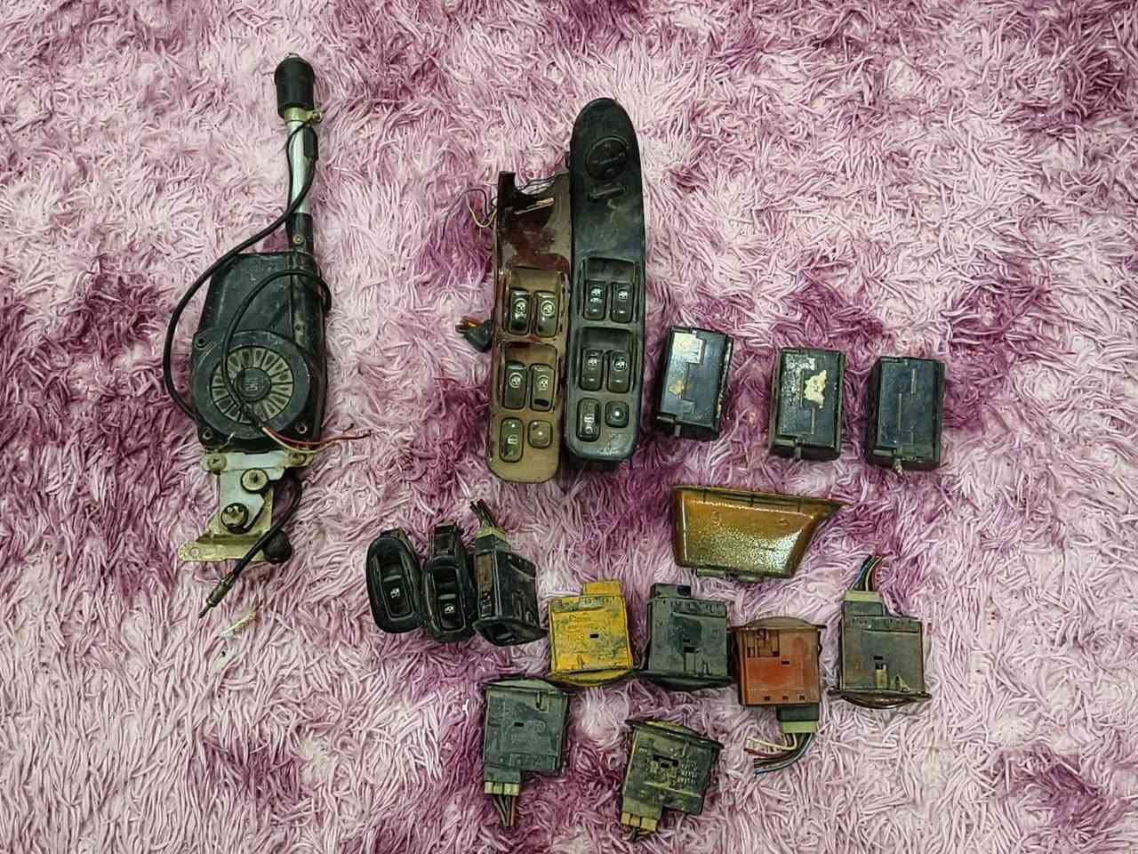 سلام عليكم غراض سوناتا ٢ للبيع يدات و دكمات جامات وراديتر مكاني كركوك حي عسكري سعره 100الف شلع مابيع مفرد رقمي ***********
