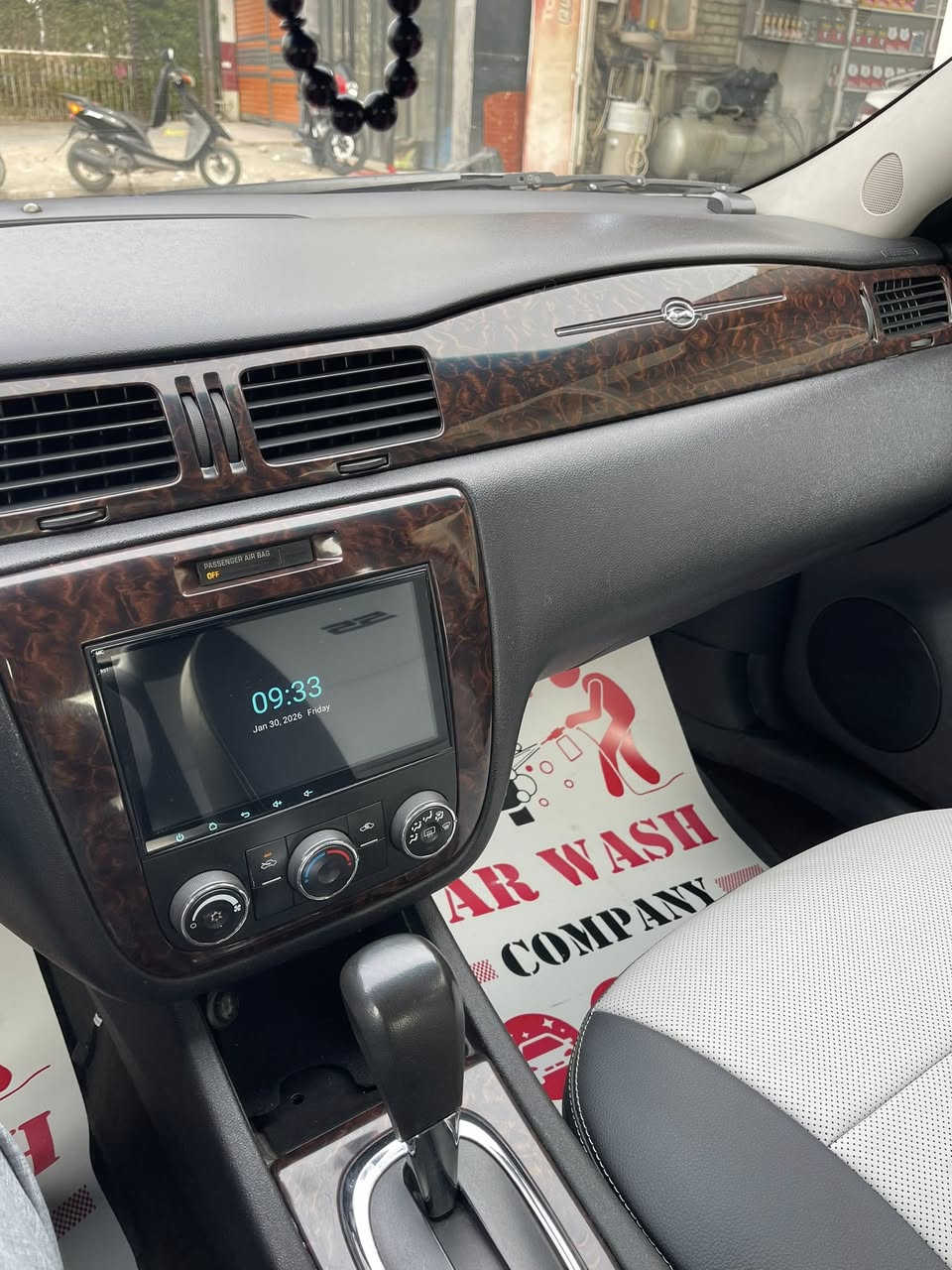 السلام عليكم للبيع شوفرليت امباله ٢٠١٣ وارد امريكي 
بدون حادث او غرق السياره داخله كلين والصور موجوده فقط صبغ ربع الجاملغ الخلفي اليمين اثر طخة دراجه السياره جاهزه وجديده بلادي وكلشي شغال المحرك 3.600 ما مفتوح وجديده 
 رقم بغداد باسمي مكان السياره بغداد  
***********   سعرها ١٢٥$ وبيه مجال
