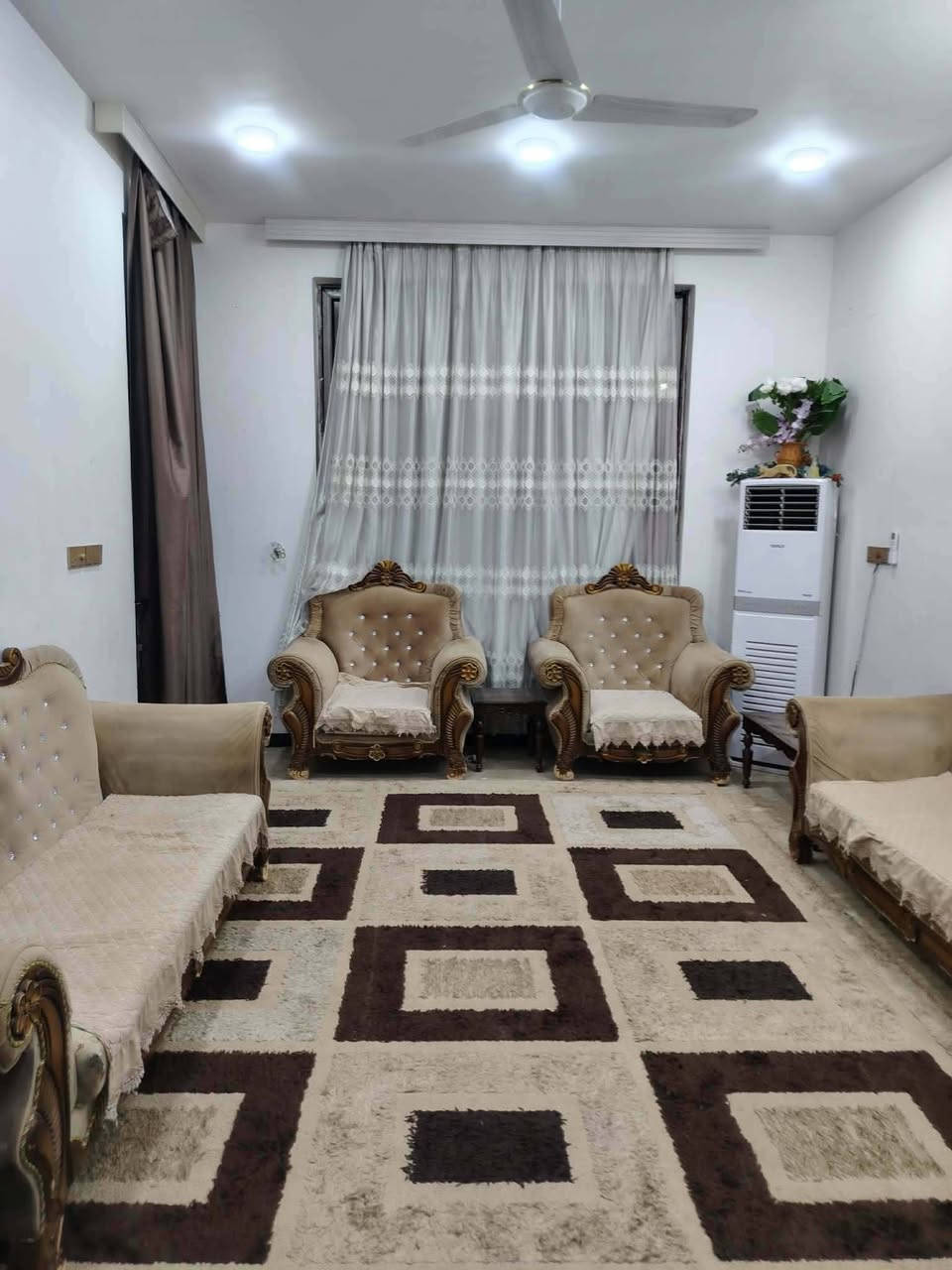 السلام عليكم بيت للبيع بنا حديث سنة 2023  المكان حي الصحة المساحة 195 طابو زراعي سند25 يبعد عن الشارع 150متر يتكون من طابقين الطابق الاول طارمة ،صحيات خارجية،استقبال،مطبخ،وهول،ومجع صحيات داخلية،وغرفتين2،ومنور،الطابق الثاني ماكامل ،الاستفسا علرقم***********
