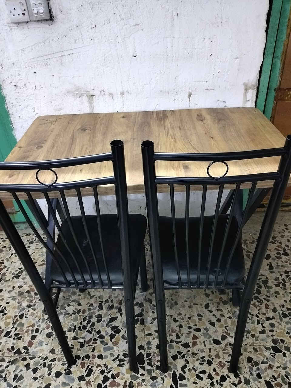 ميز طعام 2 كراسي سعر 55 الف عنوان بغداد مدينة الصدر لتواصل ***********
