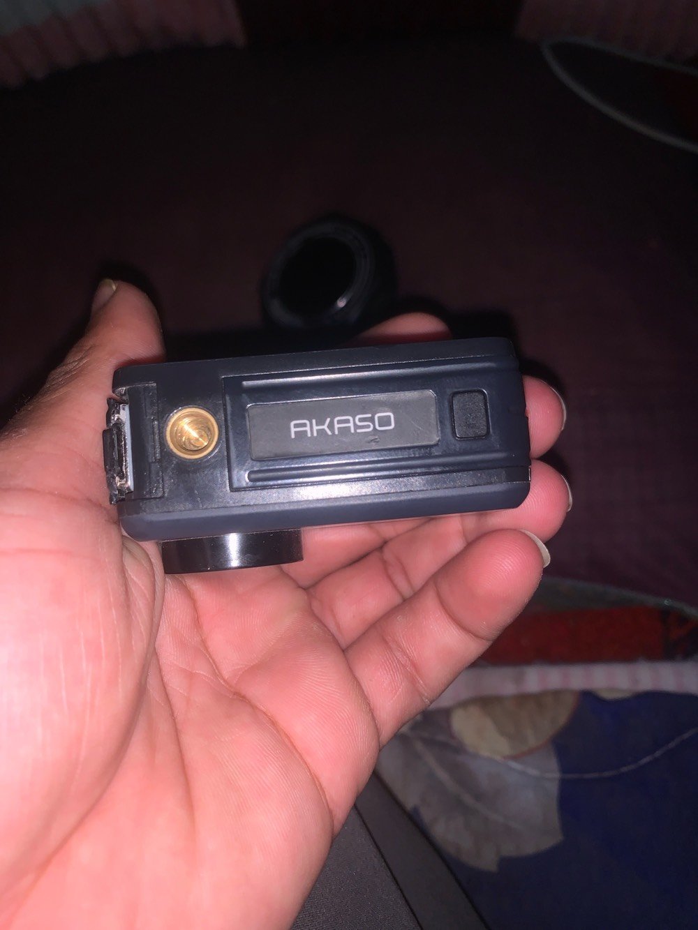 إذا كنت من عشاق السفر، المغامرات، أو تريد تصوير فيديوهات احترافية لليوميات مالتك.. كاميرا AKASO Brave 7 LE هي خيارك المثالي! 😎
ليش هاي الكاميرا بالذات؟ 🤔
 شاشتين ملونة: شاشة أمامية وخلفية حتى تضبط "السيلفي" والكادر وتشوف نفسك وأنت تصور بكل سهولة.
 دقة 4K احترافية: تفاصيل واضحة وألوان واقعية تخلي فيديوهاتك تبين سينمائية.
 ثبات رهيب (EIS 2.0): انسى الاهتزاز! حتى لو كنت تركض، تسوق سايكل، أو بوسط الحركة، الفيديو راح يطلع ناعم ومستقر.
 مقاومة للماء: تصميم مقاوم لركام المطر والماء بدون حافظة، ومع الحافظة الخاصة بيها تكدر تغوص بيها لأعماق 

مع ستاند تصوير وباور بنك 10000ملي 
كامل ملحقات
