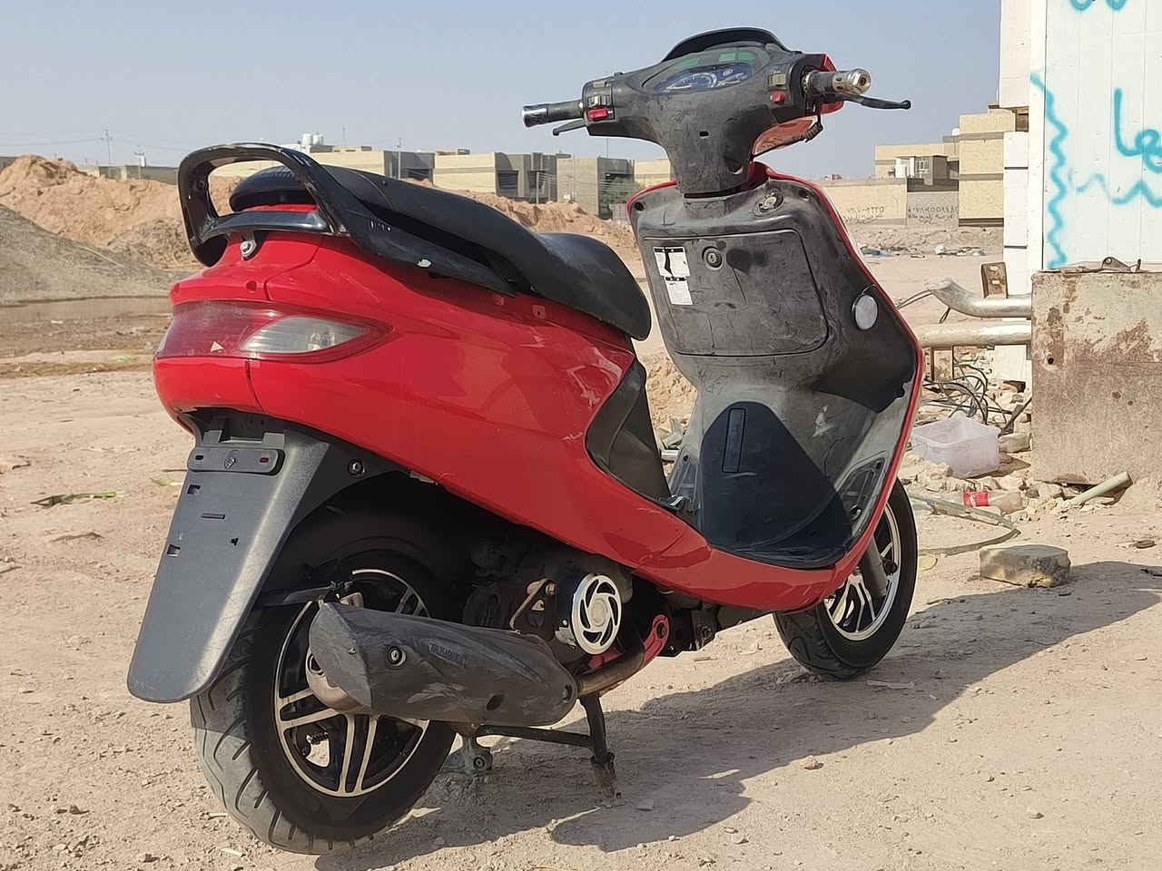 السلام عليكم دراجه للبيع فراشه 
الكابريتر مالته وصخه بيه دخان 
المكينه ما مفتوحه الدراجه كله شغاله 
مكاني النجف شارع قمبر السعر 500وبيه مجال 
الرقم ***********
