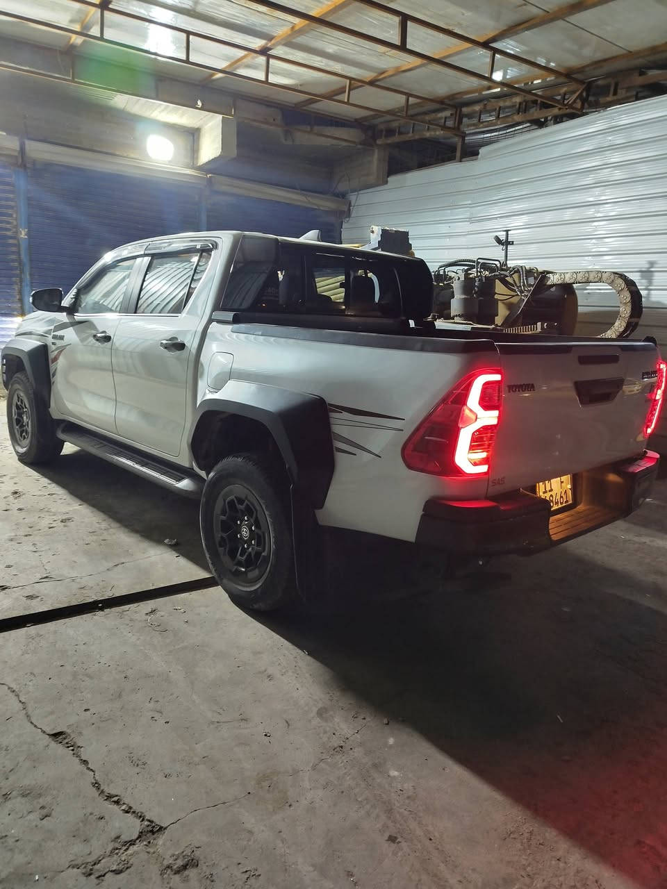 السلام عليكم للبيع
جي ار GR  
ماشيه43 الف  
رقم بغداد 
موديل:-2024 
6 سلندر  4.0L
لايت زينون 
كشاف امامي 
شاشه مركزيه 
رادار 
سياره
كاميره 360 درجه 
مثبت سرعة
شفتات قياده بلستيرن
تشغيل بصمه
دخول ذكي
اناره ترحيب بلمرايه
حساسات امامي خلفي 
مكيف خلفي
وباقي مواصفات 
سونار منشور بصور

سياره متعوب عليها مال جناي  ومن سبايدر رياضي اصلي 
صندوق سحب دواسه رجل 

العنوان بغداد بلديات ضياء الحلفي 
***********
