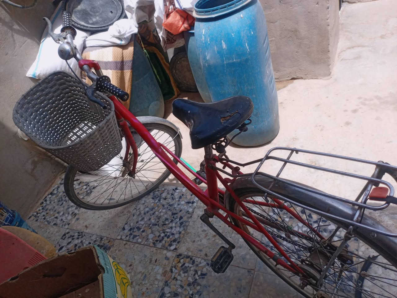*********** بايسكل مكفول من فوك لي جوة المكان بغداد حي الرئاسة مال المين السعر 25 قفل بايسكل كامل مكمل حجم 26 بالة ياباني كلشي مابي
