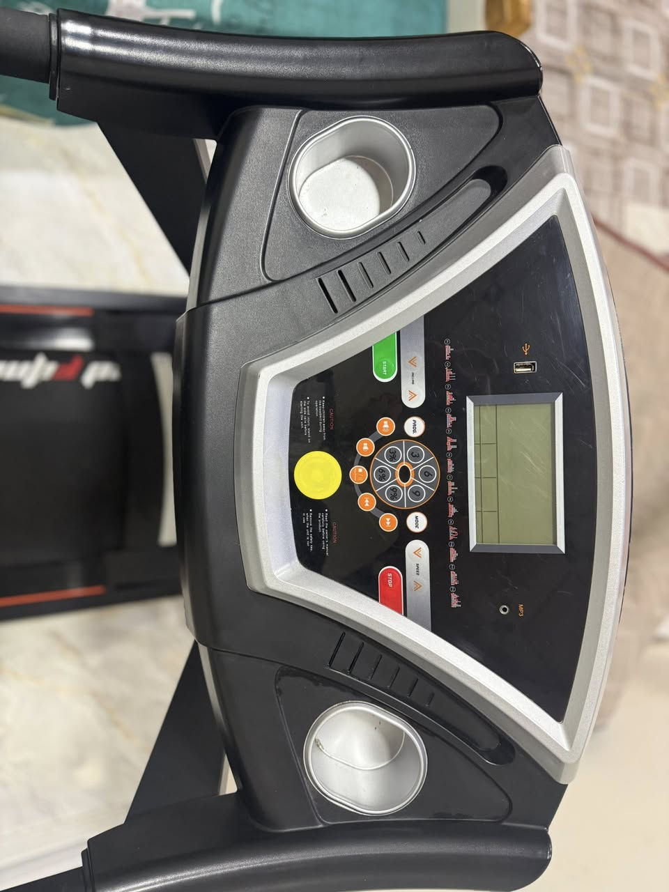 جهاز جري كهربائي للبيع 🏃‍♂️
🔹 نظيف جدا جدا استعمال شهر ويشتغل 100%
🔹 شاشة رقمية (سرعة – وقت – مسافة)
🔹 تحكم بالسرعة + انحدار(جبلي)
🔹 مداخل USB / MP3
🔹 مناسب للبيت

***********
