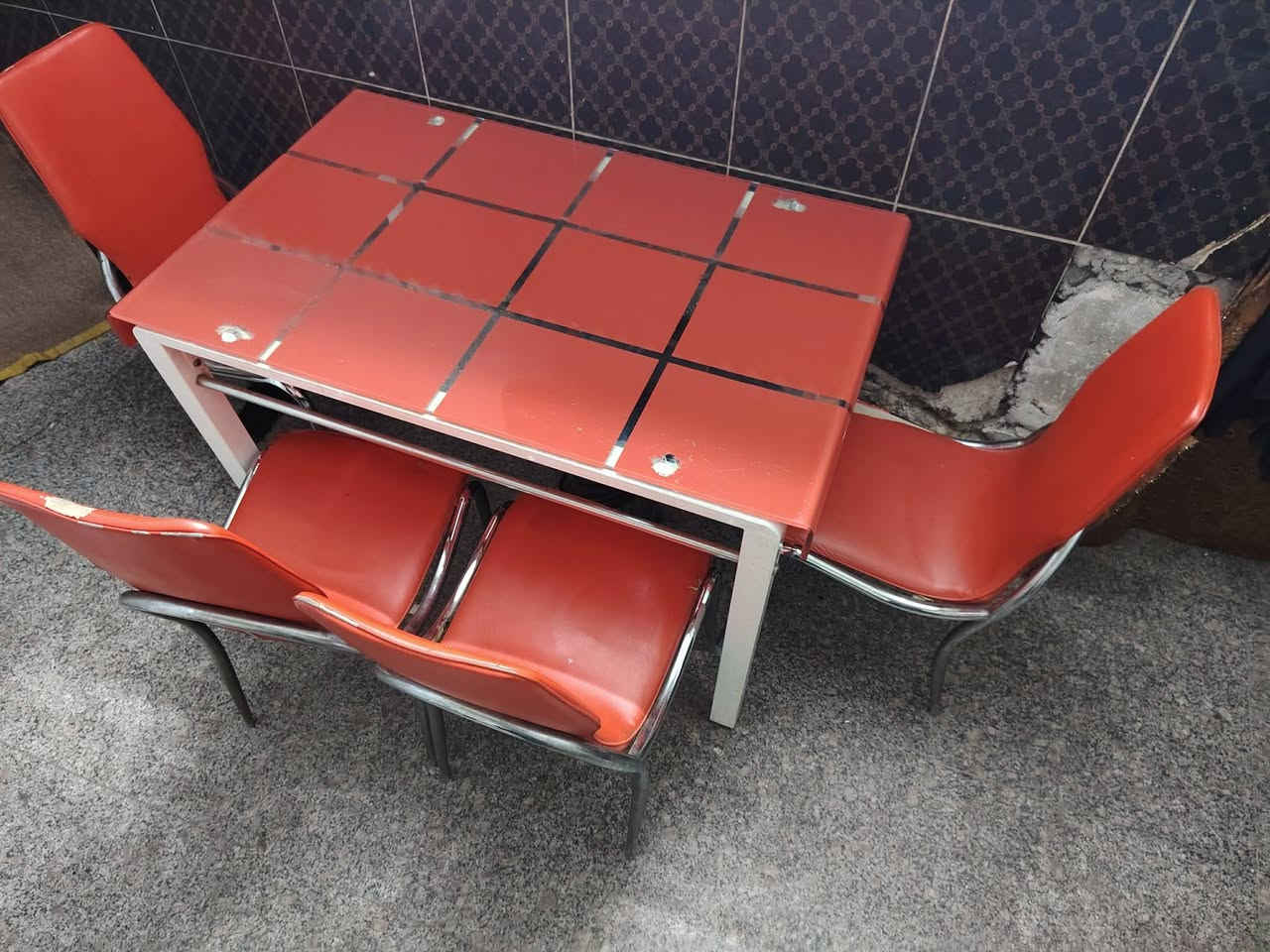 السلام عليكم ميز جام حراري تركي مع اربع كراسي ستيل ب80جوه سعره العنوان بغداد البياع رقم الهاتف ***********
