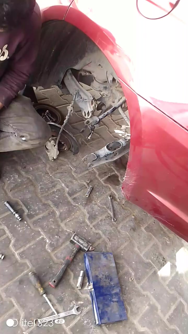 سي 200 موديل 14
محرك 3600 حادثها دعاميه اماميه فقط
صبغ دعاميه وبنيد فقط 
 بيع او مراوس ***********
