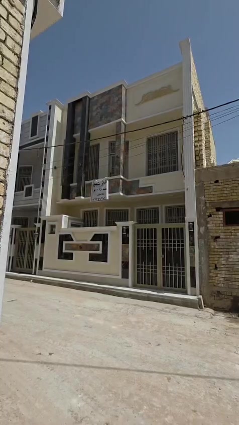 السلام عليكم دار للبيع المساحه 100 متر العنوان كربلاء شارع السيده زينب غرف فندق البارون اي استفسار رقم ***********

