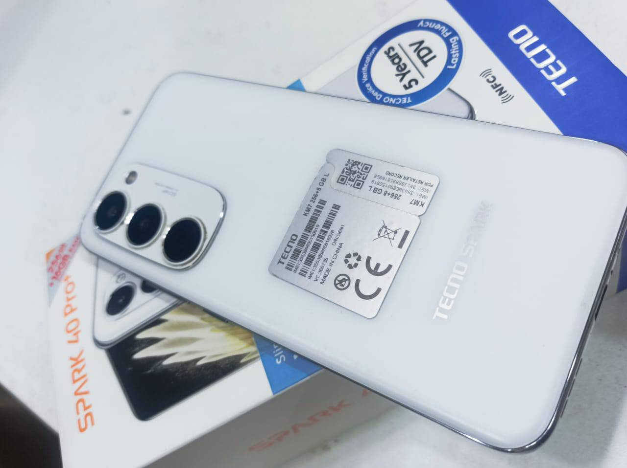 سلام عليكم
🔥 الإمبراطور والصاروخ! Tecno Spark 40 Pro+ 🔥

تكنو تكسر القواعد وتقدم هاتفاً يجمع بين الفخامة المطلقة والأداء الجبّار! إليكم أهم مميزات Spark 40 Pro Plus:

✨ شاشة خيالية من عالم آخر:

شاشة 3D AMOLED منحنية الأطراف بدقة 1.5K.

سلاسة فائقة مع معدل تحديث 144Hz (الأسرع في فئته!).

سطوع مرعب يصل إلى 4500 nits لتشاهد كل شيء بوضوح تحت الشمس.

🚀 أداء لم تعرفه من قبل:

أول هاتف في العالم بمعالج MediaTek Helio G200 (6 نانومتر).

رامات تصل إلى 16GB (8GB أساسية + 8GB إضافية) لفتح عشرات التطبيقات معاً.

ذاكرة تخزين ضخمة 256GB.

📸 كاميرات ذكية واحترافية:

كاميرا أساسية 50MP مع مثبت صورة إلكتروني EIS لفيديوهات سينمائية ثابتة.

كاميرا سيلفي 13MP مع فلاش مزدوج لصور مثالية في الليل.

🔋 طاقة لا تنتهي وشحن لاسلكي!

بطارية ضخمة 5200mAh تصمد طويلاً.

شحن سريع 45W + شحن لاسلكي مغناطيسي 30W (ميزة نادرة بهذا السعر!).

يدعم الشحن العكسي لشحن سماعاتك أو هاتفك الآخر.

💎 ميزات إضافية تفرق عن الكل:

نظام Android 15 مع واجهة تكنو المدعومة بالذكاء الاصطناعي (AI Eraser & AI Writing).

تقنية FreeLink لإجراء مكالمات وإرسال رسائل بدون شبكة (عبر البلوتوث).

سماعات ستيريو مزدوجة بتقنية Dolby Atmos.

مقاومة الماء والغبار بمعيار IP64 وتصميم فائق النحافة (6.5 ملم فقط!).

السعر💥 260  الف

العنوان كربلاء


**إذا كنت صاحب هذا الإعلان وتريد حذفه لأي سبب، رجاءا أرسل رسالة إلى الدعم الفني**