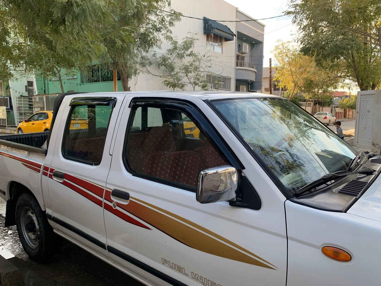 🚗 نيسان بيك أب (دبل قمارة) موديل 2008 - نظافة وتجديد كامل
السيارة بحالة ممتازة وجاهزة للاستخدام، تم الاعتناء بها من ناحية المظهر والأداء.
⚙️ المواصفات الفنية:
• المحرك: 4 سلندر، سعة 2.7 (اقتصادي وعملي).
• ناقل الحركة (الكير): بشرط الفحص (نظيف جداً).
• المحرك: بشرط الفحص.
• اللون: أبيض (مظهر خارجي مميز ونظيف جداً).
✨ الإضافات والتحديثات الأخيرة:
• الإطارات: طقم 4 تايرات جديدة تماماً.
• الويلات: مصبوغة حديثاً لإضافة لمسة جمالية للسيارة.
• الداخلية: تغليف كشنات جديد (درجة أولى).
• البدي: السيارة نظيفة جداً، توجد قطعة صبغ صغيرة جداً في "البونيد" فقط (للفائدة والمصداقية).
📍 الموقع والسعر:
• المكان: كركوك - حي واسط (1 حزيران).
• السعر المطلوب: 135 ورقة (13,500$) وبيه مجال بسيط للشراي الطيب. للاتصال ***********
