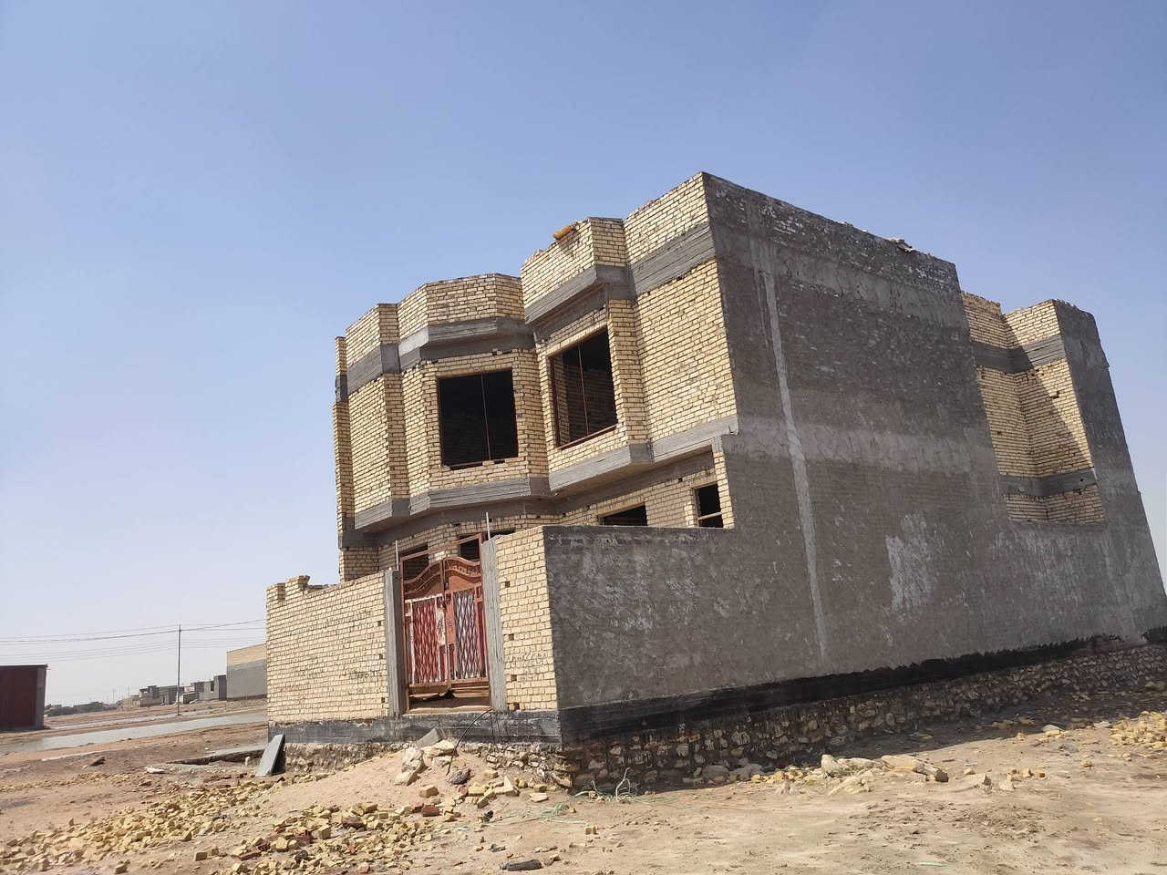 #اللهم صل على محمد وآل محمد 
#للبيع للبيع 
 #هيكل طابو صرف
#منطقة ال 22
#المساحة 200 متر ومقابل الدار متنزه 
#طابقين مسلح مقابل متنزه 
#بناء سنة 2025 والبناء متعوب عليه
#يحتوي الطابق الاول على 
غرفة كبيرة ومخزن وصالة كبيرة وبراني كبيرة ومطبخ حار وبارد كبير ودرج لف ومناور 3 ومجمع صيحات عدد ٢
#الطابق الثاني يحتوي على
غرف عدد 2 إكبار وصالة كبيرة ومخزن ومجمع صيحات وسطح . والسطح اشتايكر
#ملاحظة//الهيكل مطلوب #للاسكان 26 مليون تقريبا . تنزل من السعر الكلي 
لمعرفة السعر الكلي لطفا اعمل متابعة لمكتبنا
#مكتب الفخامة للعقارات في السماوة
ثم راسلنا خاص او اكتب كلمة (ياالله) بالتعليقات وسيتم الرد من قبلنا فوراً وبخدمتكم
#مكتب_الفخامة_للعقارات
للاستفسار اكثر مراسلتنا ع الخاص او الاتصال على الارقام التالية
***********
***********
***********
ويوجد واتساب ع نفس الرقم أو زيارة مكتبنا الواقع في منطقة الحكم مجاور مكتب العصائب القديم جهة حي العمال قبل معمل ماء الارو نهر الأمل
🌷‏نحن هنـا لأجلكـم وفي جميع الأوقـات.. هدفنـا خدمتكـم ودائمـاً نسعي لنتميز ونـكون تحت شعـار ‎#عطاء_بلا_حدود🌹
