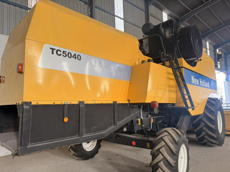 2013 للبيع مشتغل 1600 ساعه كتاب شركة *********** كله على شركه
