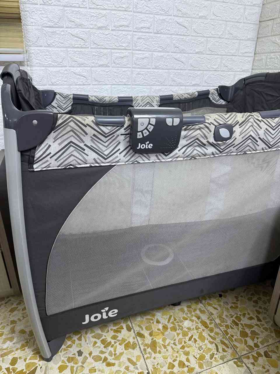 سرير أطفال  ماركة (Joie)بحالة ممتازة ونظيف جداً.
✔️ قابل للطي وسهل النقل
✔️ قوي وآمن للطفل الى عمر 4 سنوات
✔️ الشبك سليم بدون تمزق
✔️ الهزاز والموسيقى شغال
 
- يحتاج غسلة وتنظيف بسيط فقط بسبب التخزين

-السعر 30 الف


**إذا كنت صاحب هذا الإعلان وتريد حذفه لأي سبب، رجاءا أرسل رسالة إلى الدعم الفني**