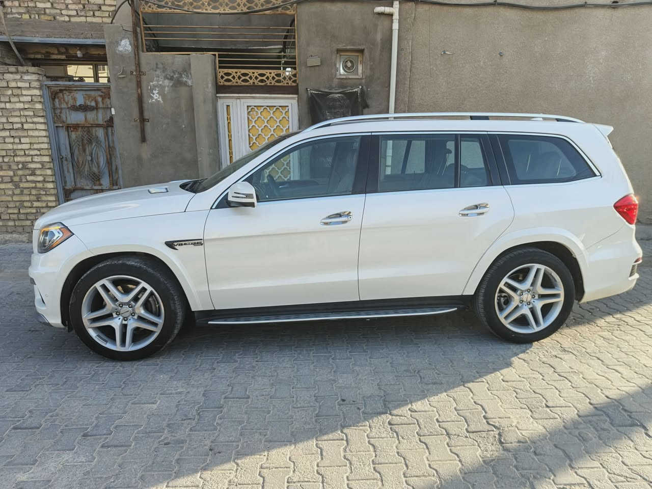السلام عليكم GL550 مرسيدس موديل 2013 وارد امريكي مكفولة كفالة عامة من الضربة او الصبغ ماعدا خمس اشبار صبغ فقط السيارة كلين السيارة فول مواصفات بصمة بانوراما كشن مساج رادارات حساسات اشاير بالمري جوبلسات تصعد وتنزل 7 راكب كت AMG بلادي مكينة وكير كفالة حدادية جديدة تدفئة تبريد شغالة ثلج تخم تاير جديد نوزلات جديدة بلكات جديدة رقم اربيل مكينة 8 سلندر توين تيربو فول مواصفات بعد هواية مواصفات السعر خاص *********** مكان السيارة بغداد
