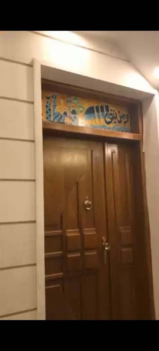 السلام عليكم ( للبيع) بيت جميل جدا وبمواصفات وبناء أوربي بمساحة الكلية ( 124وربع) وبواجه ٧.١٠؛؛ النزال ١٨.٥؛؛ إضافة هنالك مساحه ترك من ضمن البناء لكي تصبح المساحه الإجمالية ( ١٢٩.٥)
البيت عبارة عن ( ثلاث وحدات سكنية ومؤجره واردها شهريا أكثر من ( ثلاث ملايين دينار)؛؛؛ وفي حالة شراء البيت؛ ع المشتري اما ان يستغني عنهم او بقائهم)
يتكون البيت بشكل عام من ( ٦ غرف نوم + ٣ مطابخ + 3 صالات + 4 حمامات
بناء البيت درجه اولى ( ديلوكس) اي بمعنى ليس بناء تجاري والصور و الفديوهات سوف تثبت ذلك
العنوان : المنصور حي العربي 
الاتصال مع المالك مباشرة
*********** واتساب
*********** واتساب
