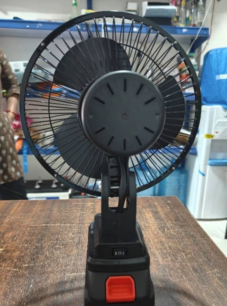 تدفق هواء عالي السرعة: مزودة بمحرك DC 12V متطور مصمم لتوفير أقصى قدر من دفع الهواء، مما يمنحك تبريداً فورياً وانتعاشاً حقيقياً في أيام الصيف الحارة والأجواء الرطبة.

بطارية تدوم طويلاً: مجهزة ببطارية ذات سعة كبيرة توفر تغطية مستمرة تصل إلى 24 ساعة عند الإعدادات المنخفضة، مما يجعلها الحل المثالي أثناء انقطاع التيار الكهربائي الطويل.

تصميم قوي للمطبخ والعمل الشاق: تتميز بقاعدة متينة وشبكة معدنية واقية، مما يجعلها مروحة مثالية للاستخدام في المطبخ بالقرب من الموقد، حيث تتحمل ظروف العمل وتوفر هواءً بارداً أثناء الطهي.

لاسلكية وسهلة التنقل: بفضل التصميم اللاسلكي وحجمها المناسب، يمكنك نقلها بسهولة من غرفة المعيشة إلى الشرفة أو استخدامها في الرحلات الخارجية حيث لا يتوفر مصدر للكهرباء.

محرك موفر للطاقة وهادئ: يعمل المحرك بكفاءة عالية واستهلاك منخفض للطاقة، مما يمنع ارتفاع درجة حرارة الجهاز ويضمن تشغيلاً هادئاً تماماً، وهو مثالي للمكاتب أو غرف النوم.

رأس قابل للتعديل: تتيح لك ميزة تعديل زاوية الميل توجيه تدفق الهواء بدقة نحو المكان الذي تحتاجه، سواء كنت تعمل على مكتبك أو تسترخي على السرير.

المواصفات التقنية

نوع المحرك: DC 12V عالي السرعة وموفر للطاقة.

مصدر الطاقة: بطارية مدمجة قابلة للشحن (تدعم الاستخدام اللاسلكي).

مدة التشغيل: تصل إلى 24 ساعة (حسب السرعة).

الهيكل: شبكة معدنية متينة مع قاعدة ضد الانزلاق.

اللون: أسود عصري (Sleek Black).

الاستخدامات: المطبخ، المكتب، غرفة النوم، والرحلات الخارجية.

تفاصيل المنتج￼￼￼￼￼￼￼￼￼￼￼ دلس, الجزائر


**إذا كنت صاحب هذا الإعلان وتريد حذفه لأي سبب، رجاءا أرسل رسالة إلى الدعم الفني**