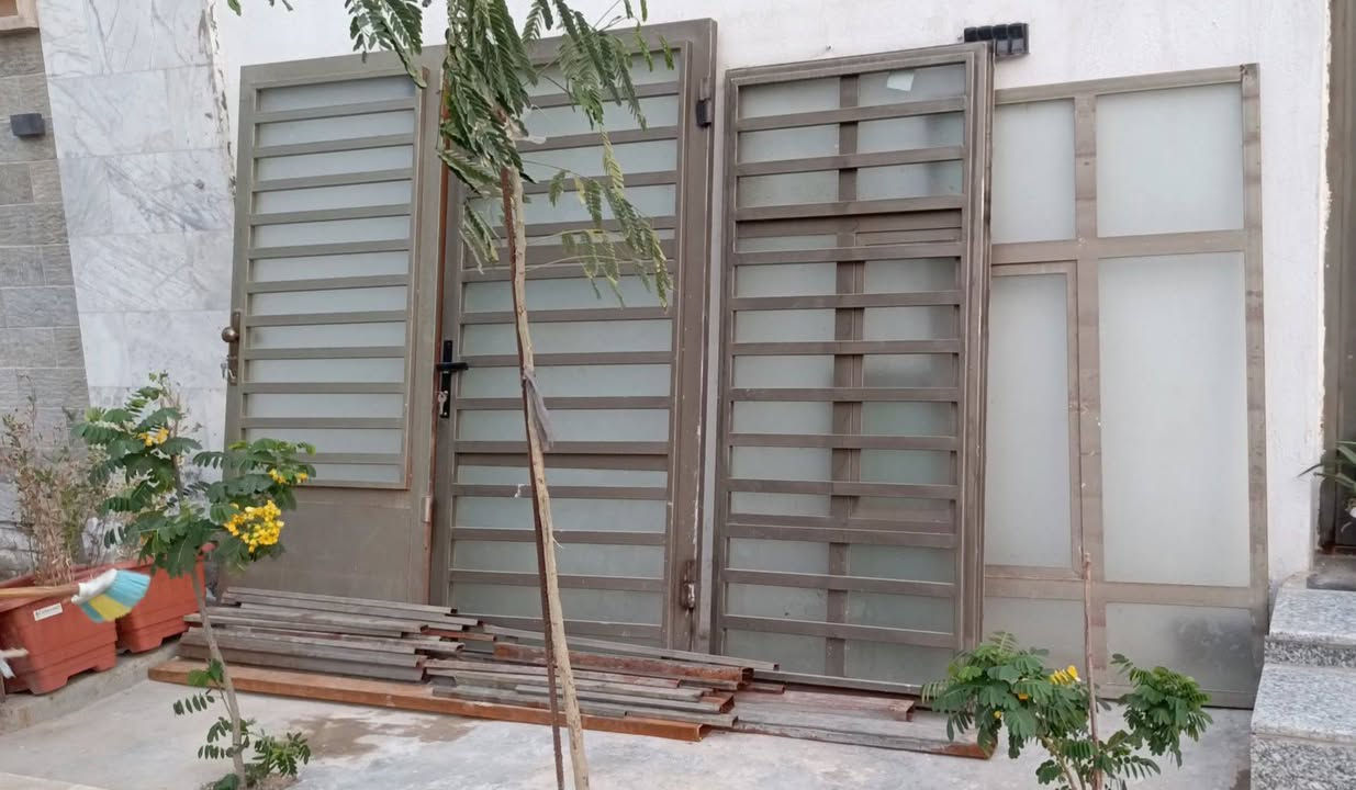 شباك وباب
عدد ٢

شباكين وبابين تفصال مع الجام والكيلون بدون فريم السعر ٢٥٠ اثنينهم 

*********** بل كراده
