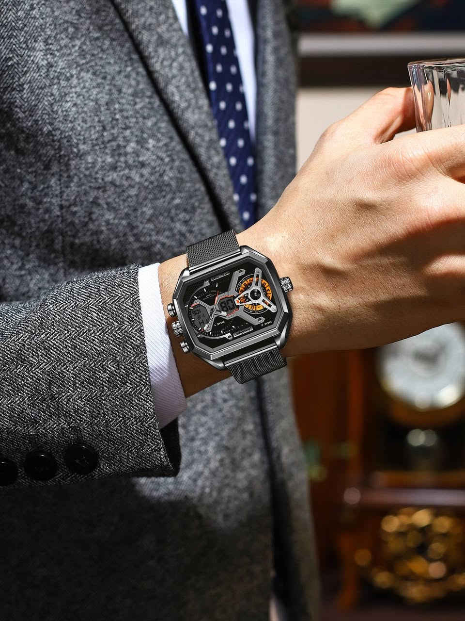 تتميز الساعة بتصميم Dual Time (توقيت مزدوج) يتيح عرض وقتين مختلفين في آن واحد.

تحتوي على شاشة LED إلكترونية بالإضافة إلى العقارب التقليدية (Analog-Digital).

الساعة مقاومة للماء حتى عمق 30 مترًا (3Bar)، مما يجعلها مناسبة للاستخدام اليومي ورذاذ الماء، لكن لا يُنصح بها للسباحة أو الغطس.

تأتي مع حزام فولاذي مقاوم للصدأ (Stainless Steel) أو سيليكون، وتتضمن ميزات إضافية مثل التاريخ، وعرض أيام الأسبوع، ومنبه


**إذا كنت صاحب هذا الإعلان وتريد حذفه لأي سبب، رجاءا أرسل رسالة إلى الدعم الفني**