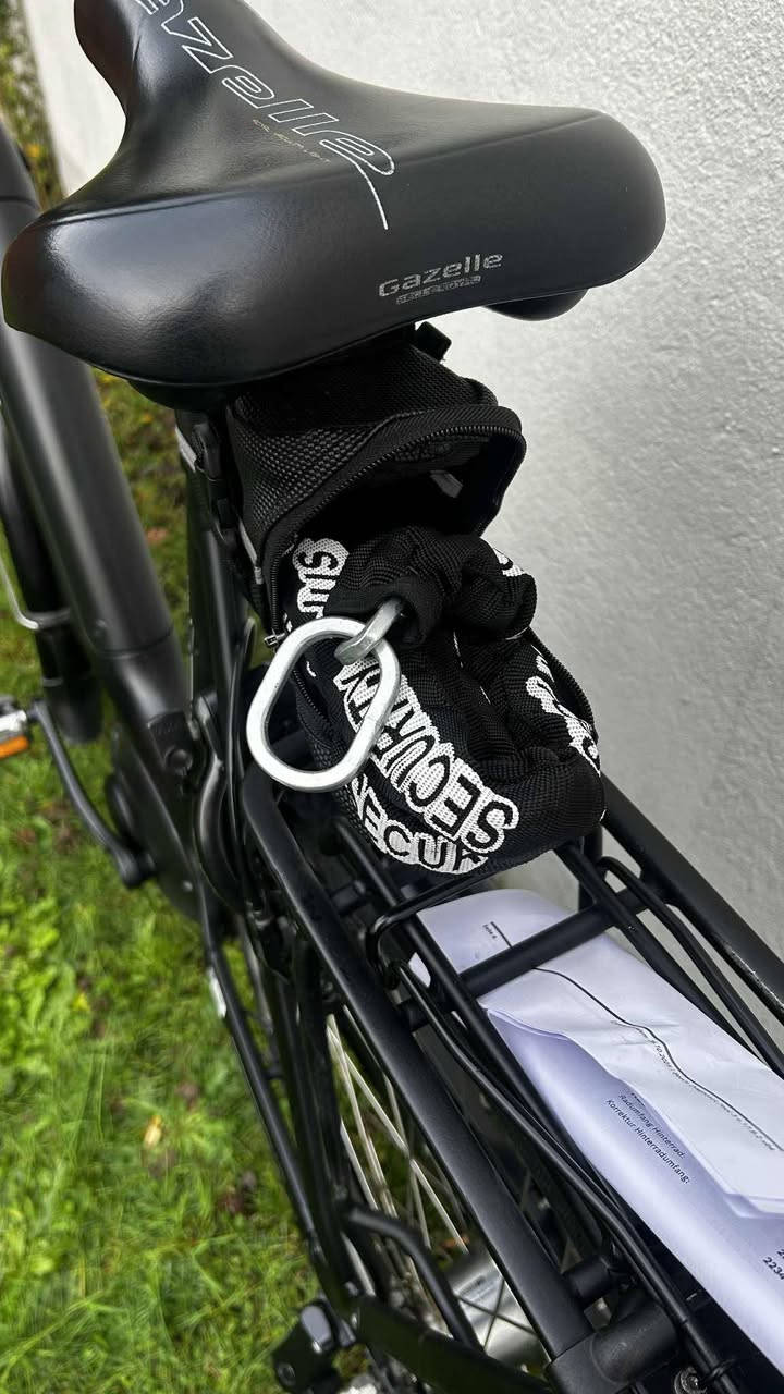 بايسكل هولندي E-BIKE نوع غزال حديث محرك وسطي ماركة BOSCH 
السعر ٨٠٠ دولار السعر نهائي بدون عملة 
نظافتة ٩٠% 
الشحنة الواحدة تمشي 
وضع Eco: 80 – 120 كم
وضع عادي: 50 – 80 كم
وضع قوي (Turbo): 40 – 60 كم
دبل أمامي 
قياس 28 
لا يتوفر توصيل 
مكان البايسكل بغداد 
*********** واتساب
