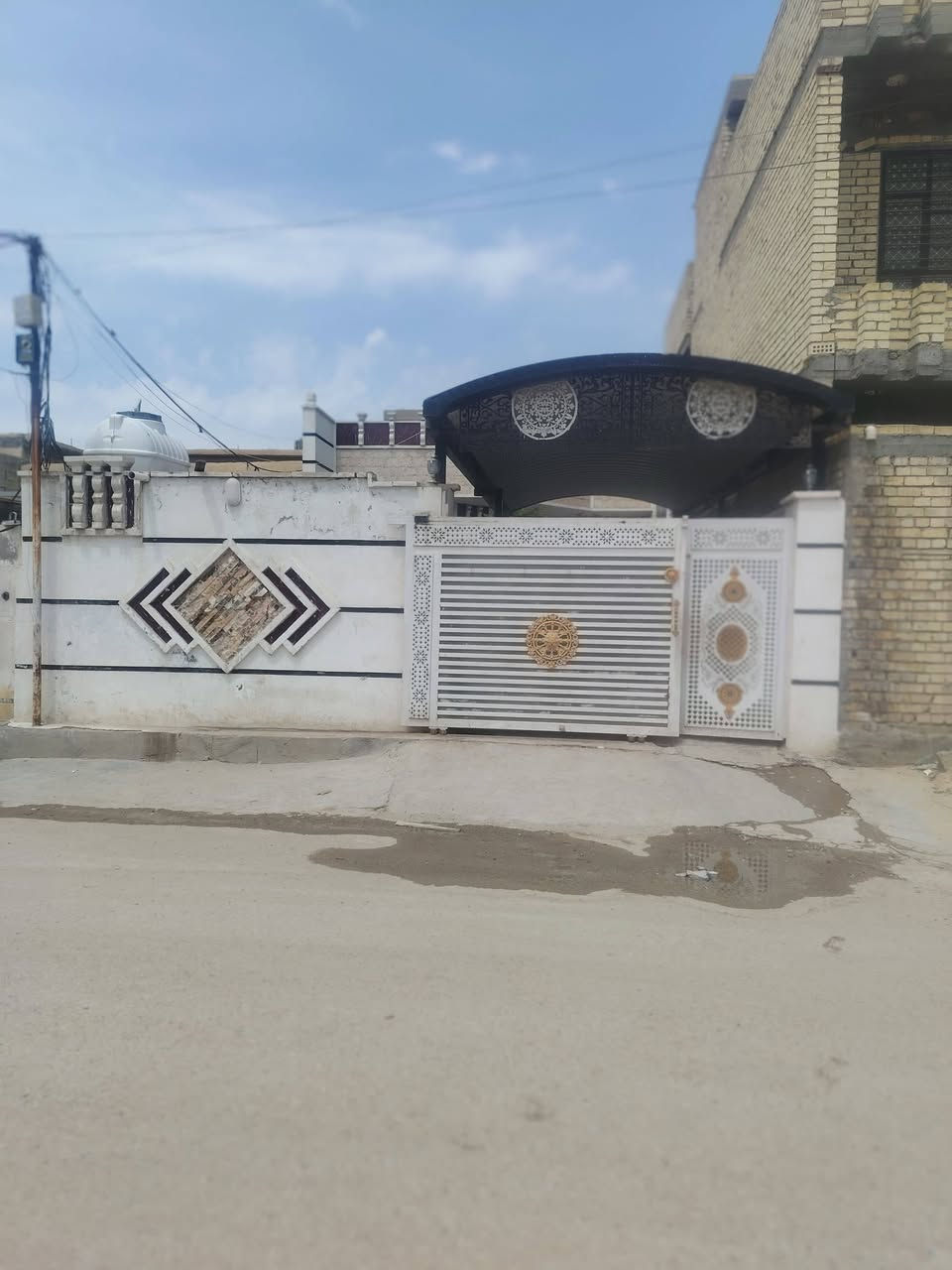 بيت للبيع مساحه 256متر غرفتين نوم +استقبال+مطبخ+صاله كبيره+صحيات2+مناور2بغداد جسر ديالى الجديدة الكرغوليه بداية شارع ملاين السعر 170وبي مجال الاتصال ***********
