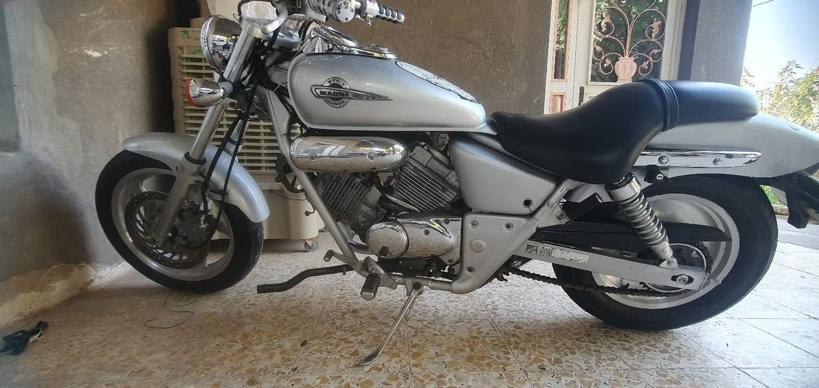 السلام عليكم  متاح هارلي مكنه  مكفوله سرعته ١٤٠ حجم المكينه ٢٥٠ 
لستفسار *********** مكان كميت
