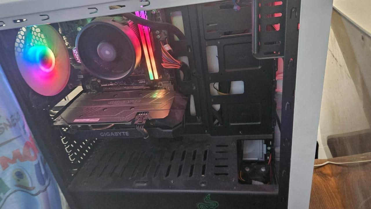 السلام عليكم بيسي للبيع فقط
فقط الكيس شوية تعبان

السعر 470 الف قفل 
المواصفات 

AMD Ryzen 5 2600X

NVIDIA GTX 1660 SUPER 6GB

MSI B450M-A PRO

16GB DDR4 بتردد 3200MHz

NVMe SSD سعة 512GB

PSU 550W

للتواصل 
***********
***********
