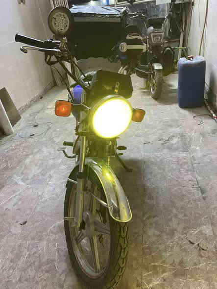 سافان للبيع 500 
الدراجة حلوه و نظيفة شلعة و معدل ما مشتغله دلفري 

دبلات بوكسر جدد ضوه عالي ناصي تانكي جدييد 

كهربائيات كاملة الدراجة ماتوكفك

و اوراق مال كمرك وياها يعني تترقم مكاني السيدية 

مستعجل عالبيعة كلش الصندوك و الكماليات وياها 

وااتتساااببب ***********
