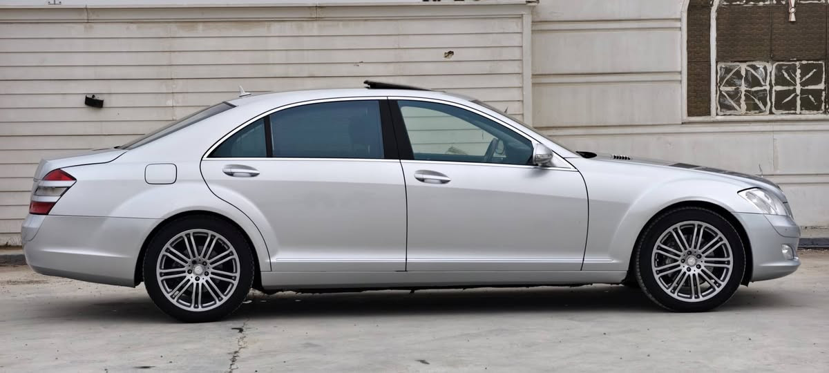 للبيع S550 
موديل 2007 
مكفوله بدون صبغ 
محرك V8 
جديدة جدا 
باب طويل فول مواصفات 
ابواب +صندوق شفط 
مري شفط 
كشنات اماميه خلفيه كهرباء +خزن ميموري 
ستيرن كهرباء
5 بردات كهرباء 
لايت داينمك مع الستيرن 
السعر 215 ورقه 
عنواني واسط الكوت
للاستفسار الاتصال على الرقم 
***********
***********
