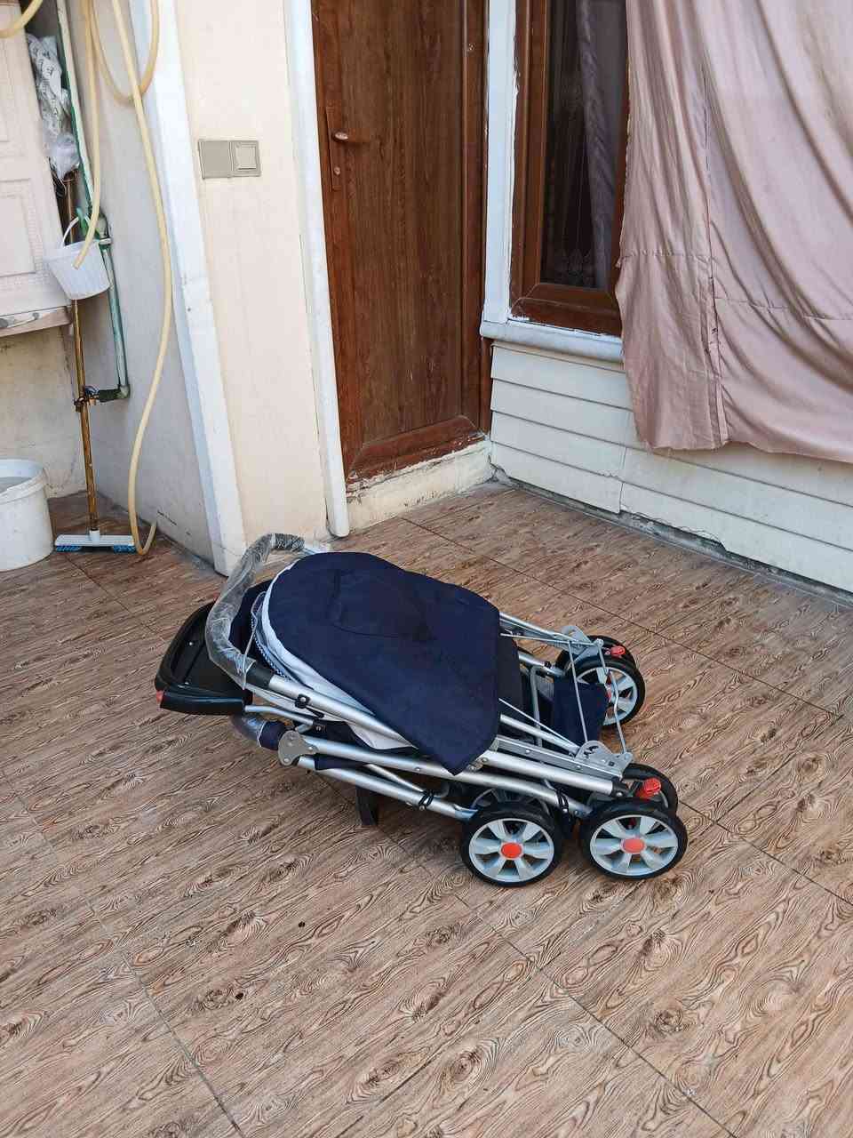 عارەبانەی مناڵ تازە تازەیە ، لایلۆنەکەی پێوەیە ، حەجم گەورەیە و تایە گەورەیە ، کامل مواسەفاتە بەردەم و مێزی پێوەیە ، کورسیەکەی تەواو تەختەکرێ بۆخەوتن ، شوێن قاچەکەی بەرز دەبێتەوە ، دەسکەکەی یەتەپێشەوە ڕوت لەمناڵەکە بێت، تایە و 
بچوک ئەکرێتەوە بۆناوسەیارە و بۆگواستنەوە
ئیستۆپی مەزبوتە ، ژێری پێوەیە بۆشت هەڵگرتن 
خاوەنەکەی 95 هەزاری پێداوە
سعری ئێستای زۆر گونجاوەو سعری 45هەزارە 
سلێمانی ، گەیاندن هەیە*********** السليمانية, العراق
