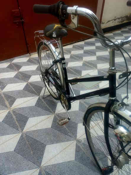 بايسكل للبيع ياباني نظيف السعر ٨٠ وبي مجال بسيط الاتصال على ***********
