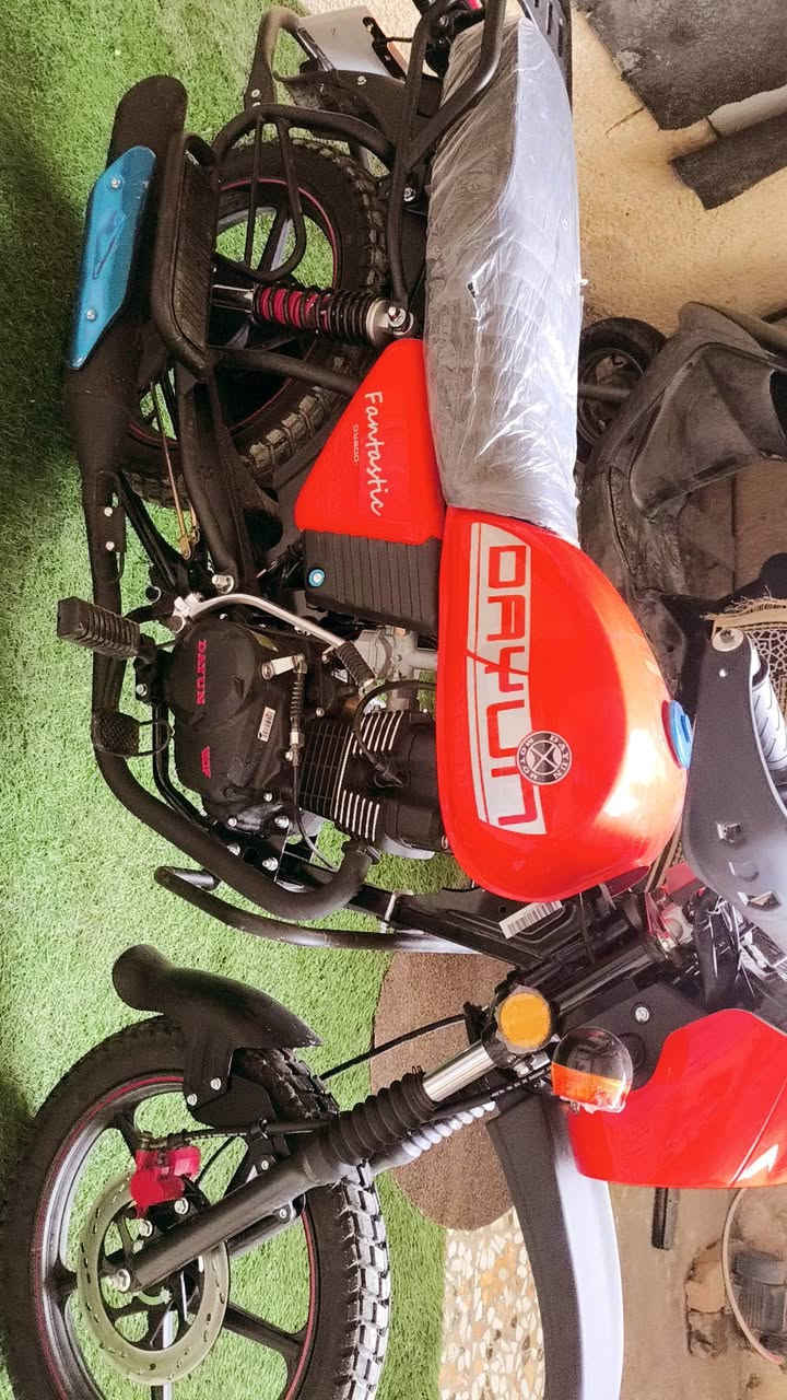 دايون  2026 
يا الله.. للبيع دراجة دايون جبلية (الأصلية) موديل 2026
المحرك: 200cc (قوة وعزم حقيقي، مو الـ 150).
الحالة: زيرو (بجياسهة)، مكفولة من كلشي وبشرط الفحص.
المواصفات التقنية:
نظام تشغيل عن بعد.
تجي وياها (2) بصمة و (2) سويج أصلية.
دشبول إلكتروني حديث.
منفذ شحن للموبايل.
الأوراق: مرقمة، سنوية، ولوحات (مكاتبة، وكالة، مداور.. شتريد حاضر).
ملاحظة: الدراجة مشتريهة قبل يومين بـ (3,050,000) ورايد ابيع بسبب ظرف طارئ.
💰 السعر: 2,750,000 دينار (والشراي يتصل ويدلل)
الدراجة بيهة ضمان سنة
📍 المكان: بغداد - مدينة الصدر (تجي لبيتي تفحص وتتأكد وتقتنع قبل ما تاخذها).
مكفولة من كلشي
📞 للتواصل: *********** (متوفر واتساب).
